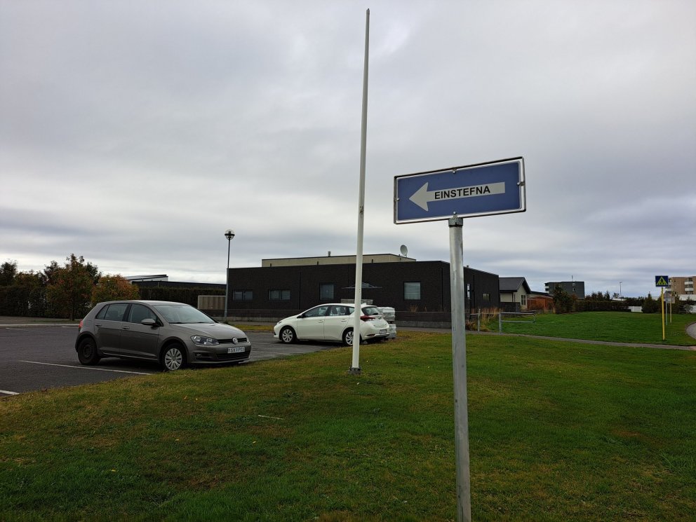 Innkeyrslan að bílastæði Akrasels orðin einstefna