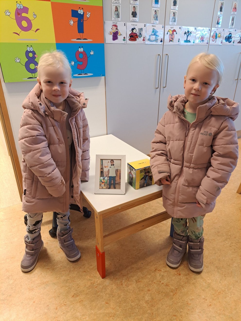 Ágóði tombólu systranna rann til Moise