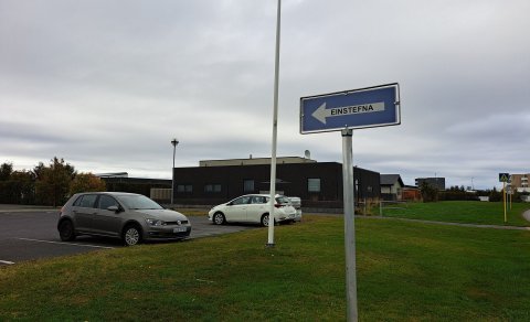 Innkeyrslan að bílastæði Akrasels orðin einstefna