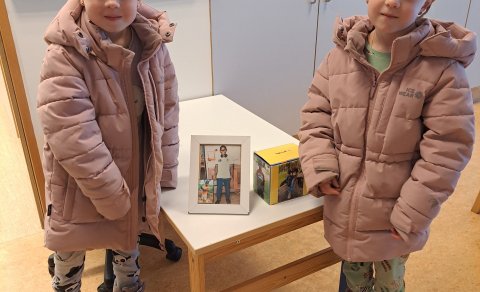 Ágóði tombólu systranna rann til Moise